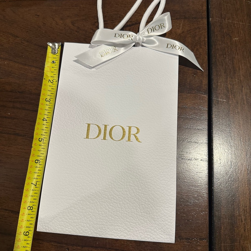 Dior Elegant White Bag with Gold Logo and Ribbon - Picture 6 of 6